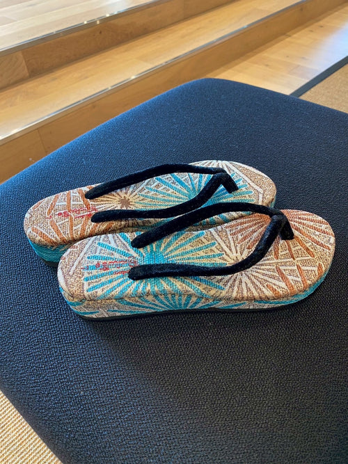 お花模様のファンシーサンダル