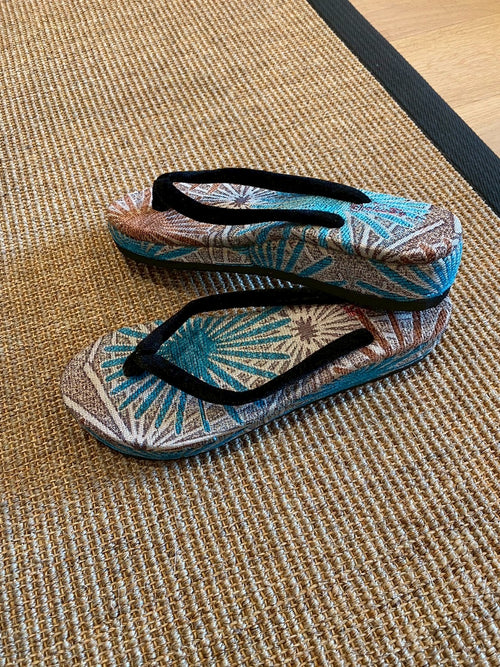 お花模様のファンシーサンダル