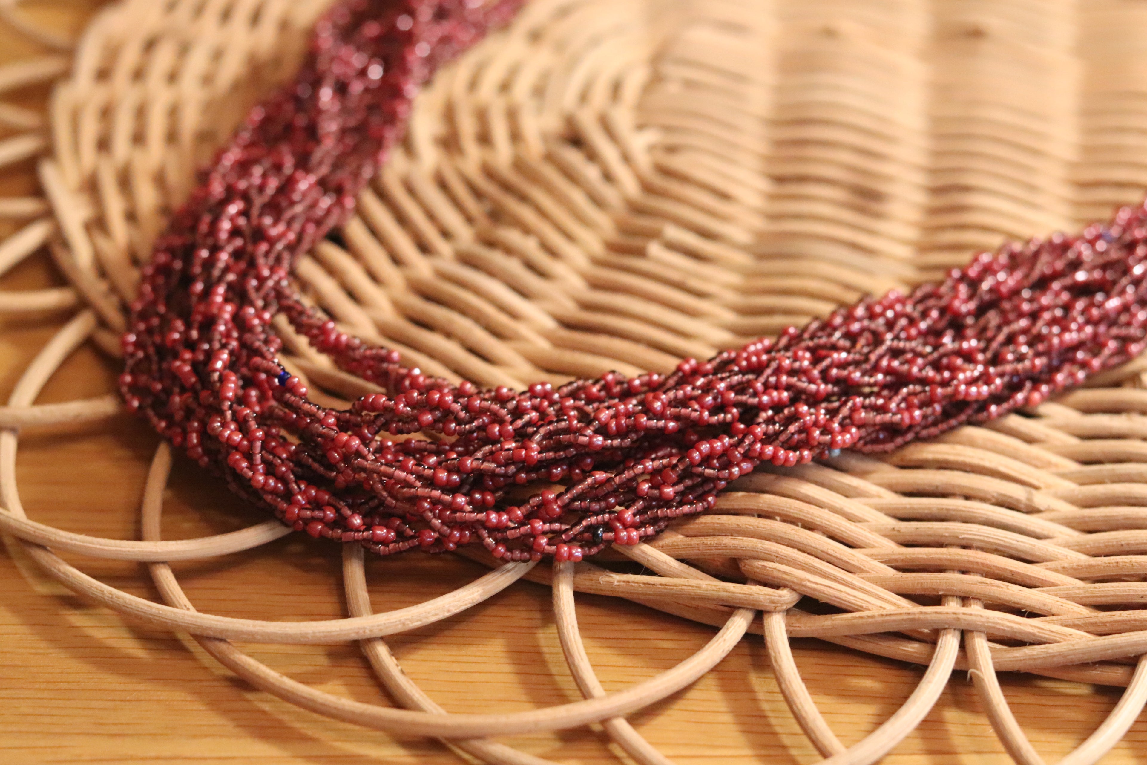 あずき色のネックレス。