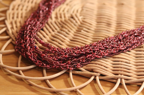 あずき色のネックレス。