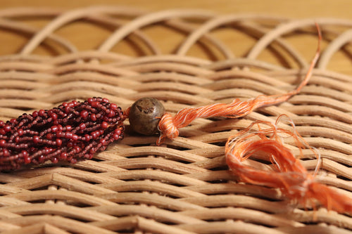 あずき色のネックレス。